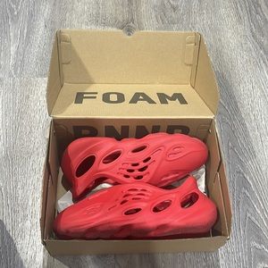 Vermillion yeezy foam runners size 3
